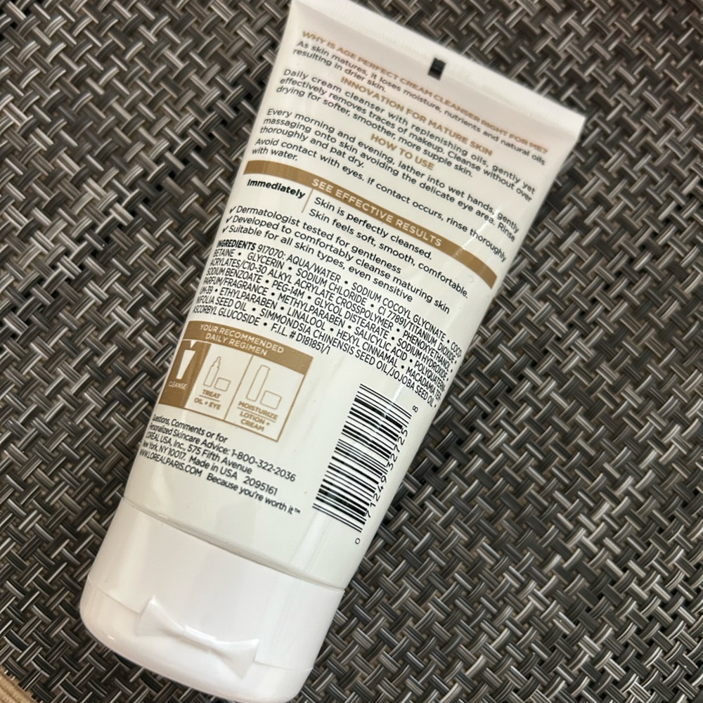 L'Oreal Age Perfect Daily Cleanser with Gold Accents - Picture 2 of 2